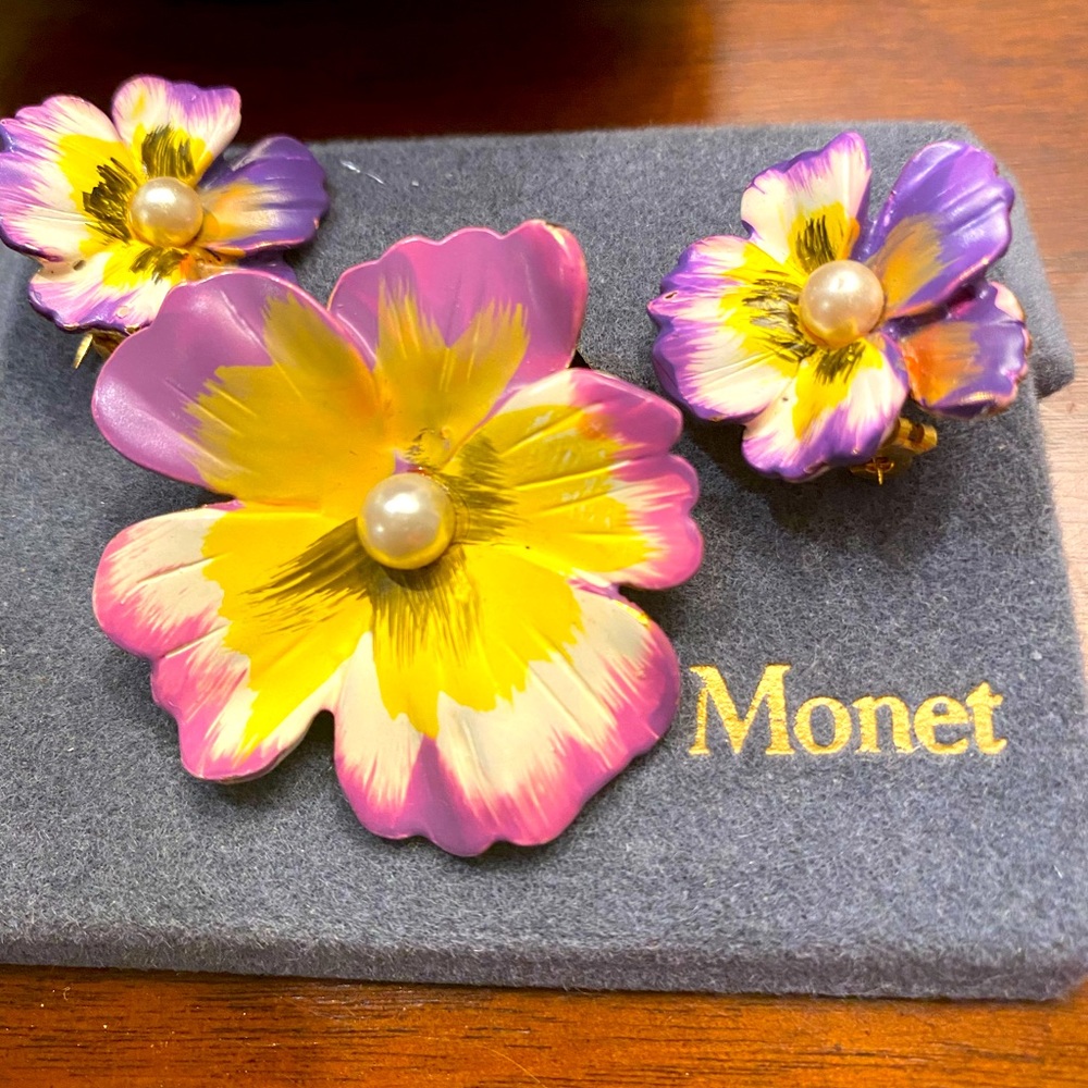 VINTAGE MONET BROOCH SET PANSIES & PEARL Orig.Box
